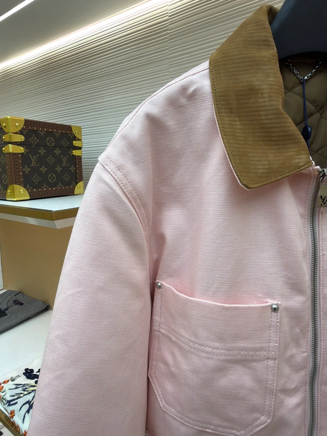 LOUIS VUITTON spliced lapel jacket ●Authentic product: purchased and developed by 27991 ●Item number: 1680418-C40 ●Fabric: denim fabric ●Technology: made on positioning cutting machine ●Version: fitted version ●Weight: about 1110 grams ●Size: 44-46-48-50-52 ●Description: Made of customized cotton fabric! The texture is great, soft and strong to the touch, not only comfortable to wear, but also very durable! The pink is dyed evenly, with no color blocks or fading, and the color fastness is strictly controlled! The hem pockets are decorated with leather labels, the writing is clear and neat, the thickness and spacing of the fonts are consistent with yb, the details are perfectly controlled! The spliced lapel design, the overall routing is straight and delicate, the fabric is comfortable and soft, the color is consistent and there is no color difference It can be matched with the same style to create a fashionable look, and can be used in various occasions. Customized accessories, complete with three standards, same style for men and women!